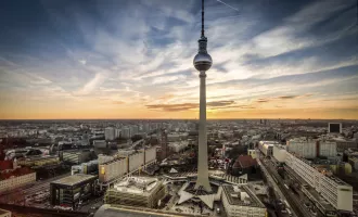 Foto: Berlin bei Sonnenuntergang mit Blick auf den Fernsehturm