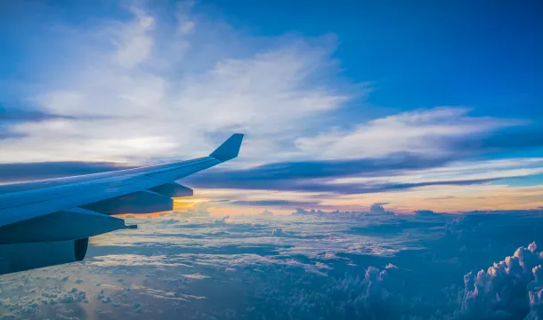 Flugzeug über den Wolken