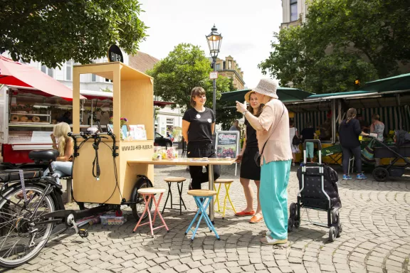 Das HIER-Mobil auf dem Wochenmarkt am Schlossplatz in Alt-Köpenick Das HIER-Mobil auf dem Wochenmarkt am Schlossplatz Alt-Köpenick