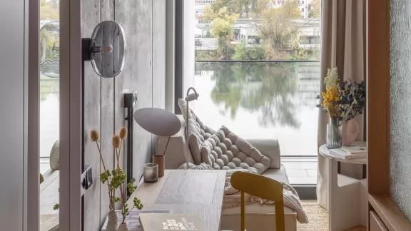 The design aparthotel brand Locke with studio flats at the East Side Gallery offers a view of the Spree Die Design-Aparthotelmarke Locke mit Studio-Apartments an der East Side Gallery bietet einen Blick auf die Spree